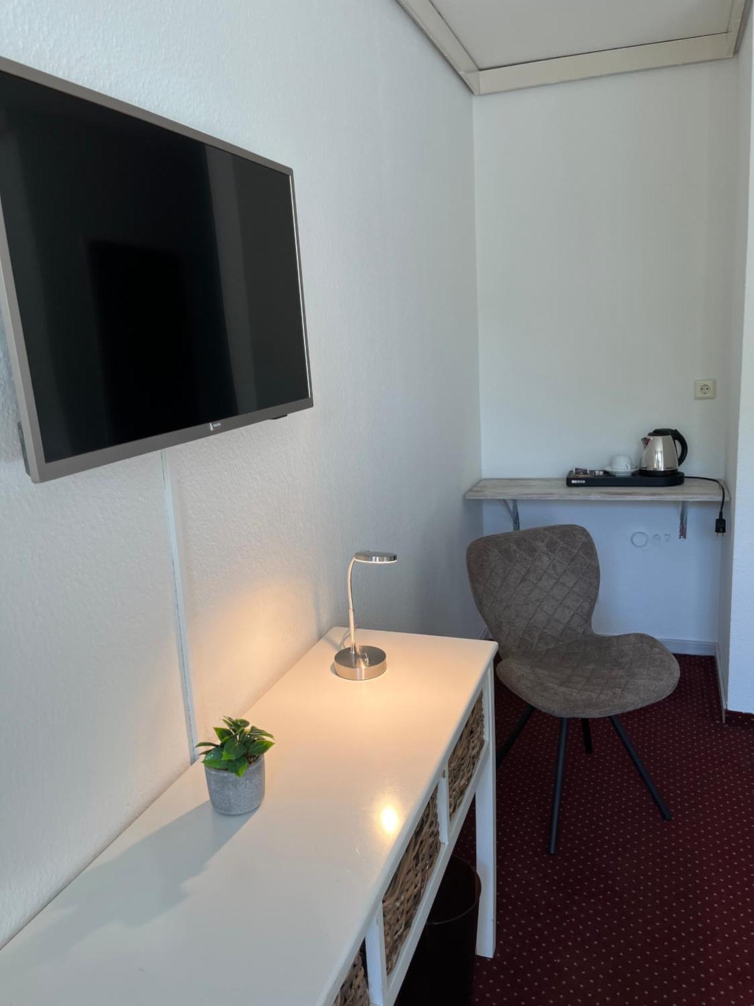 Hotel Waldkur Leer Bagian luar foto