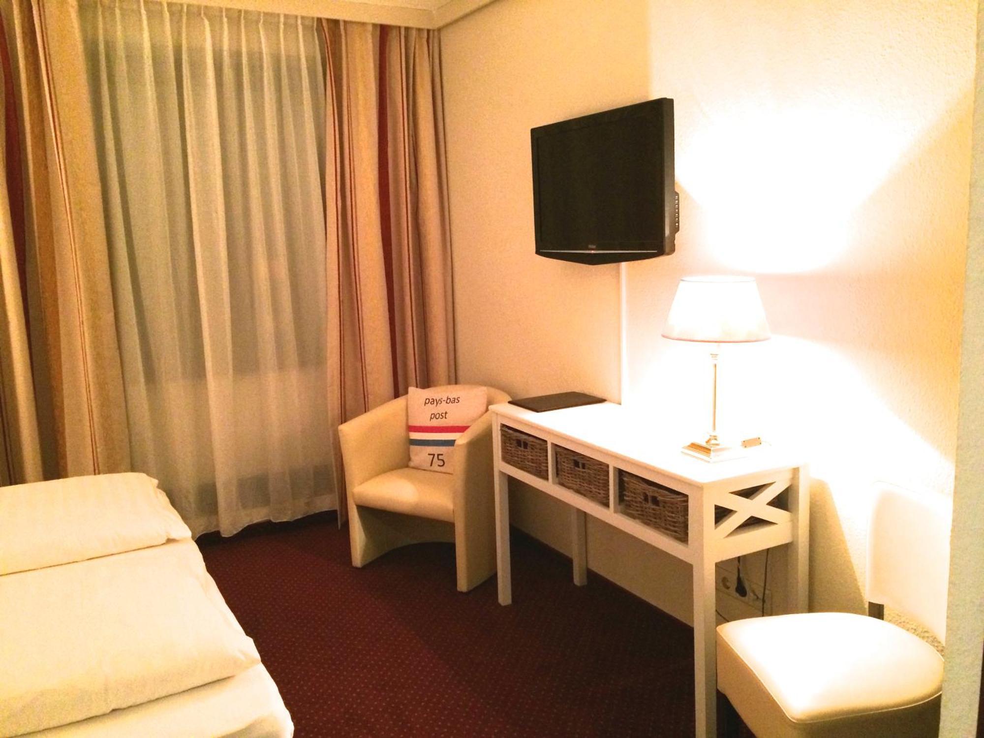 Hotel Waldkur Leer Bagian luar foto