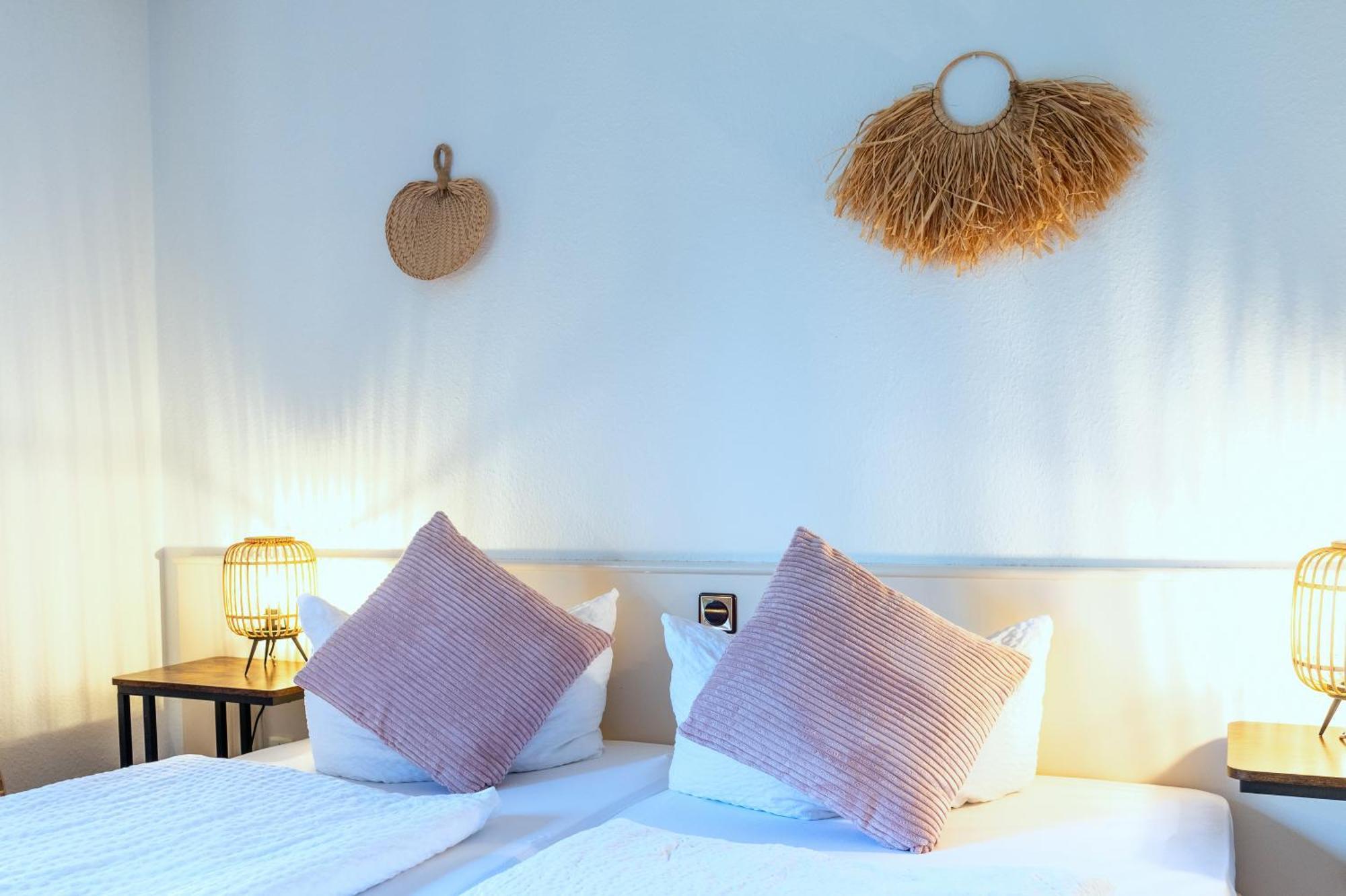Hotel Waldkur Leer Bagian luar foto