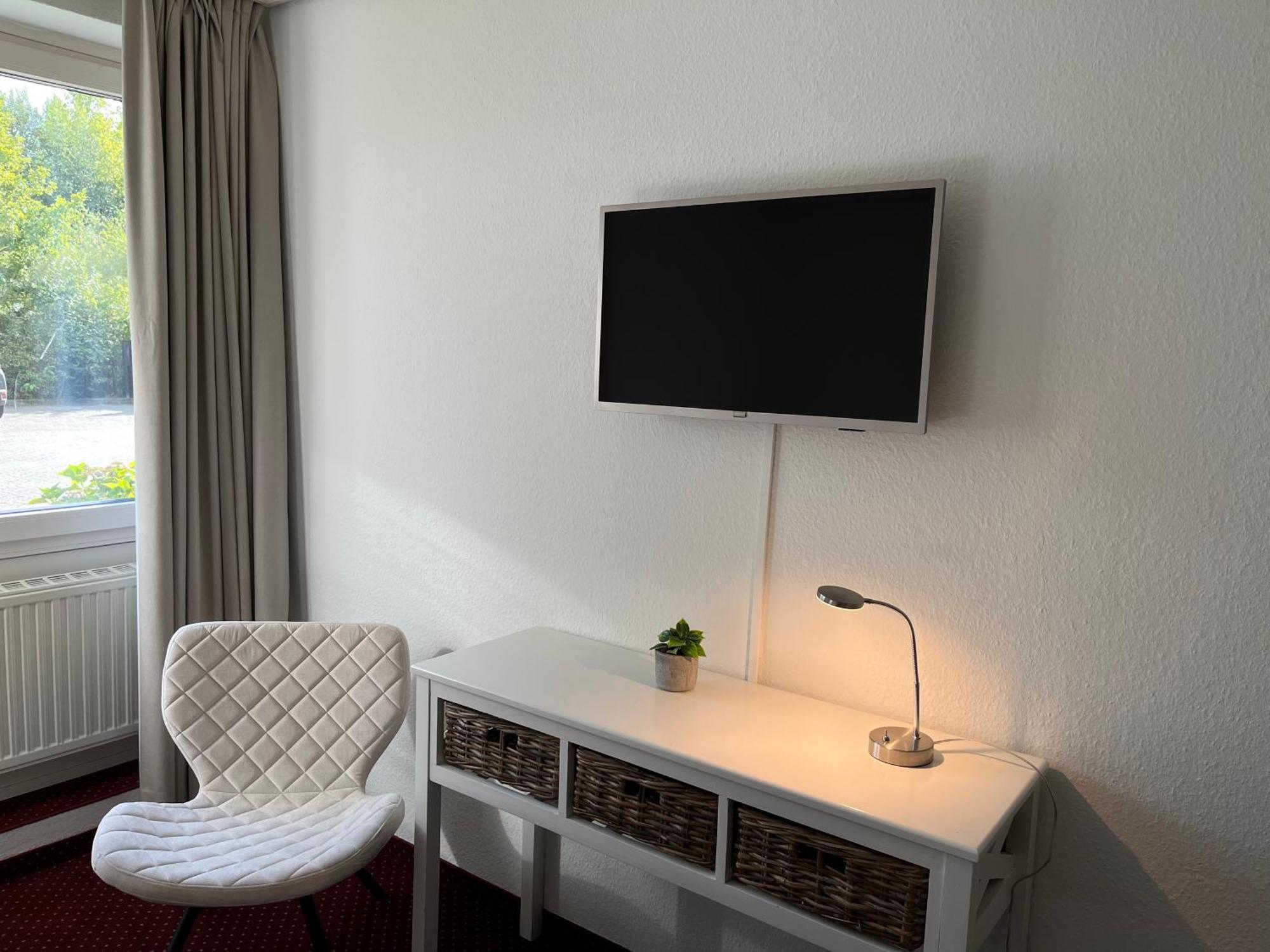 Hotel Waldkur Leer Bagian luar foto