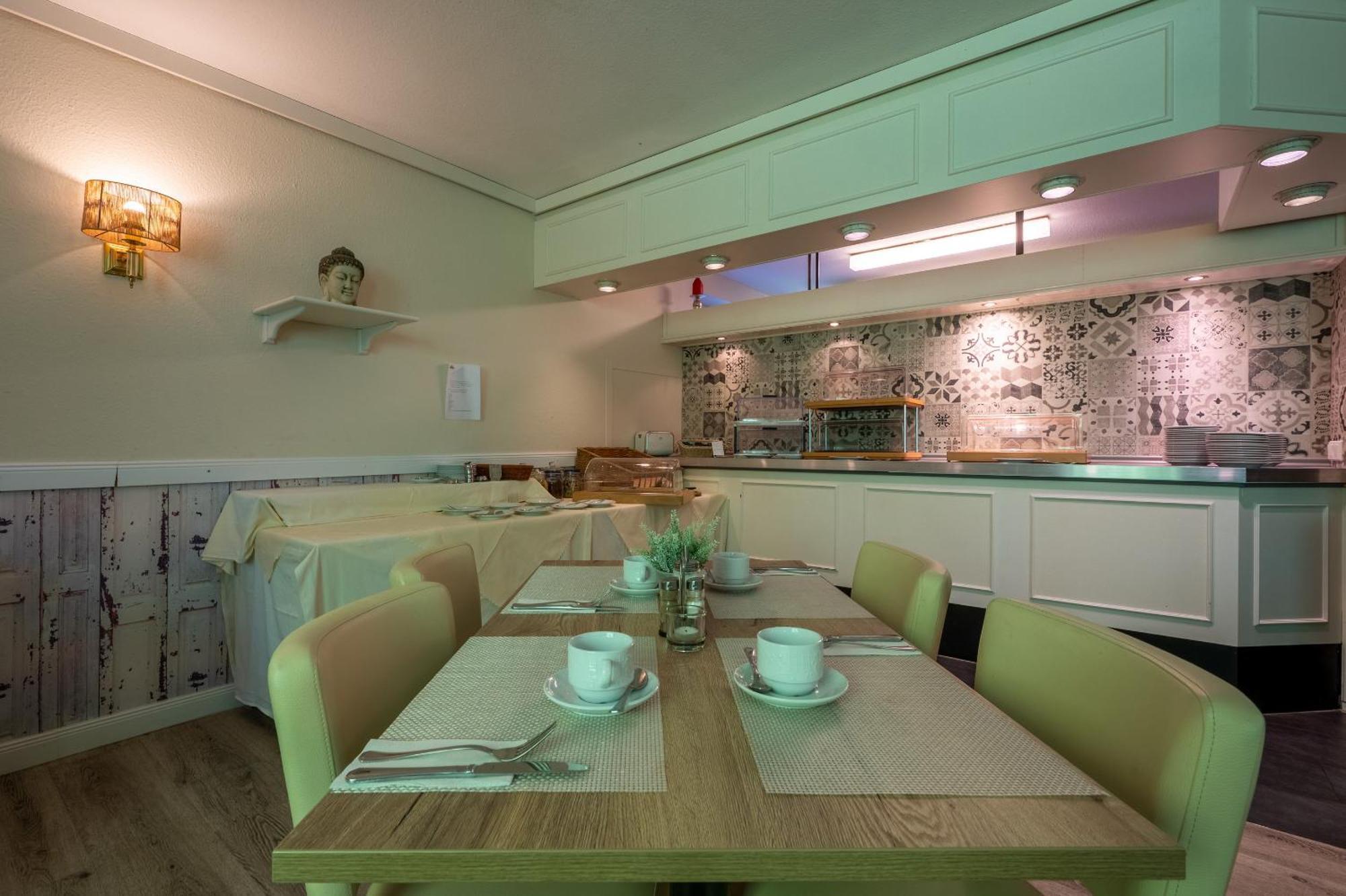 Hotel Waldkur Leer Bagian luar foto