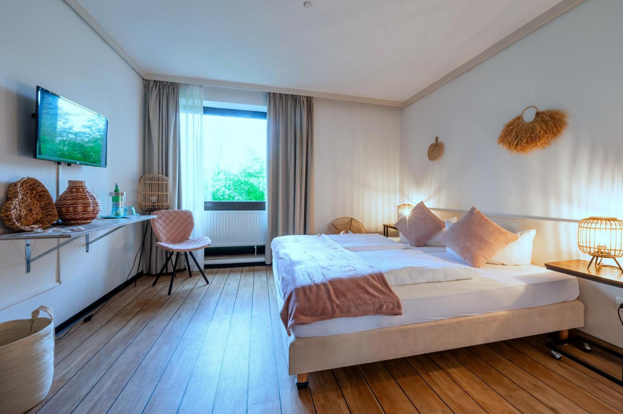 Hotel Waldkur Leer Bagian luar foto