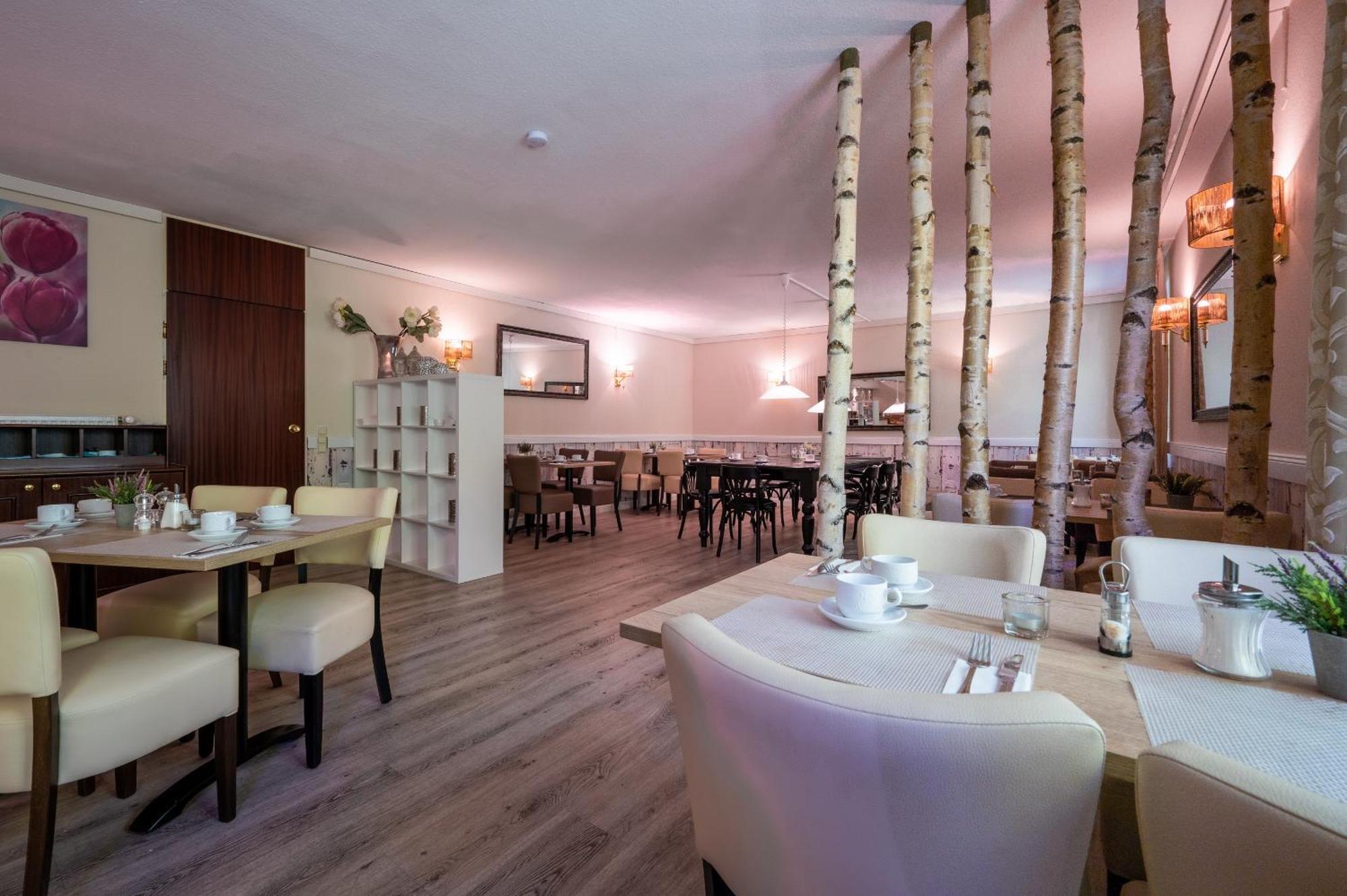 Hotel Waldkur Leer Bagian luar foto