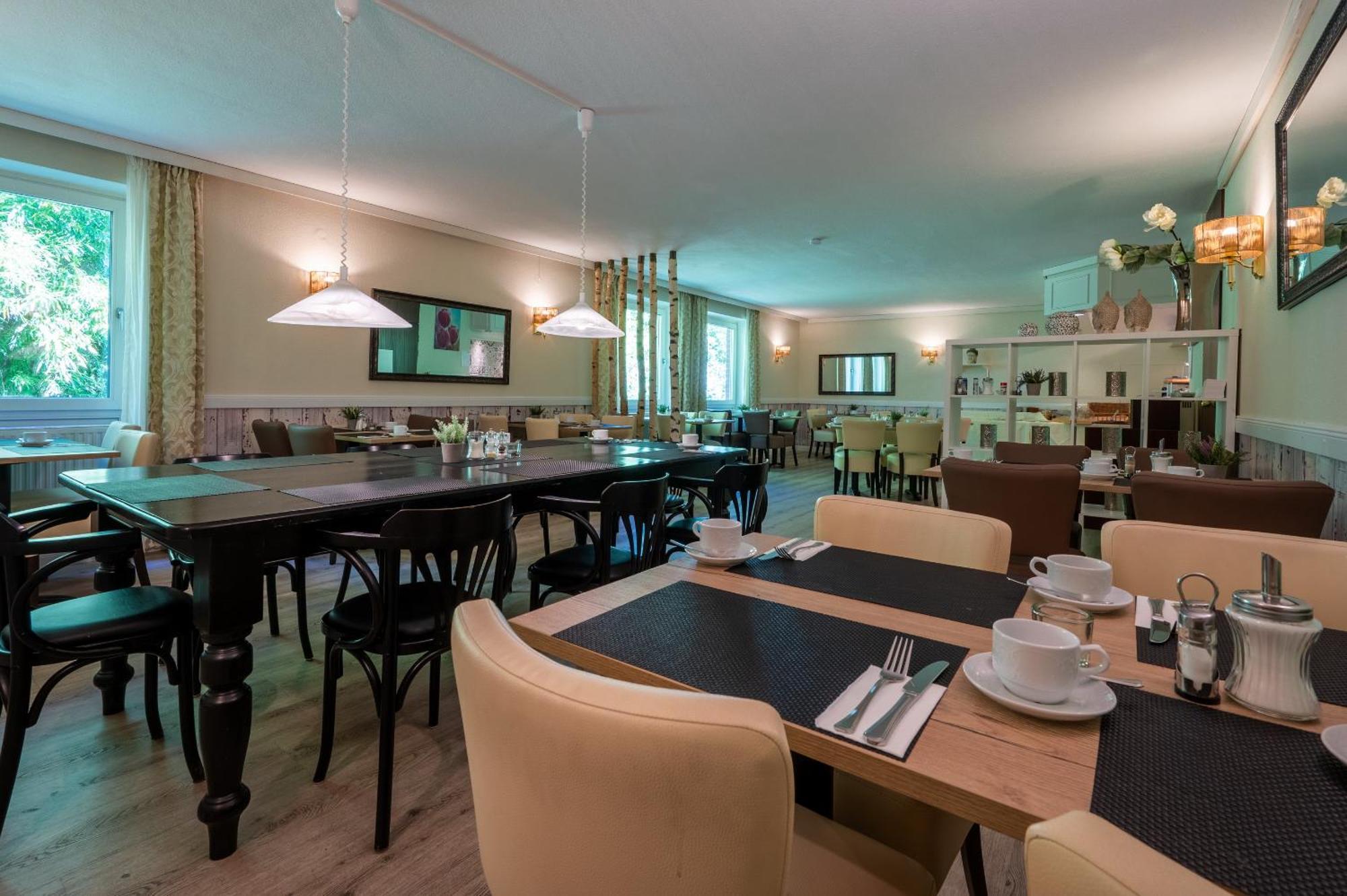 Hotel Waldkur Leer Bagian luar foto