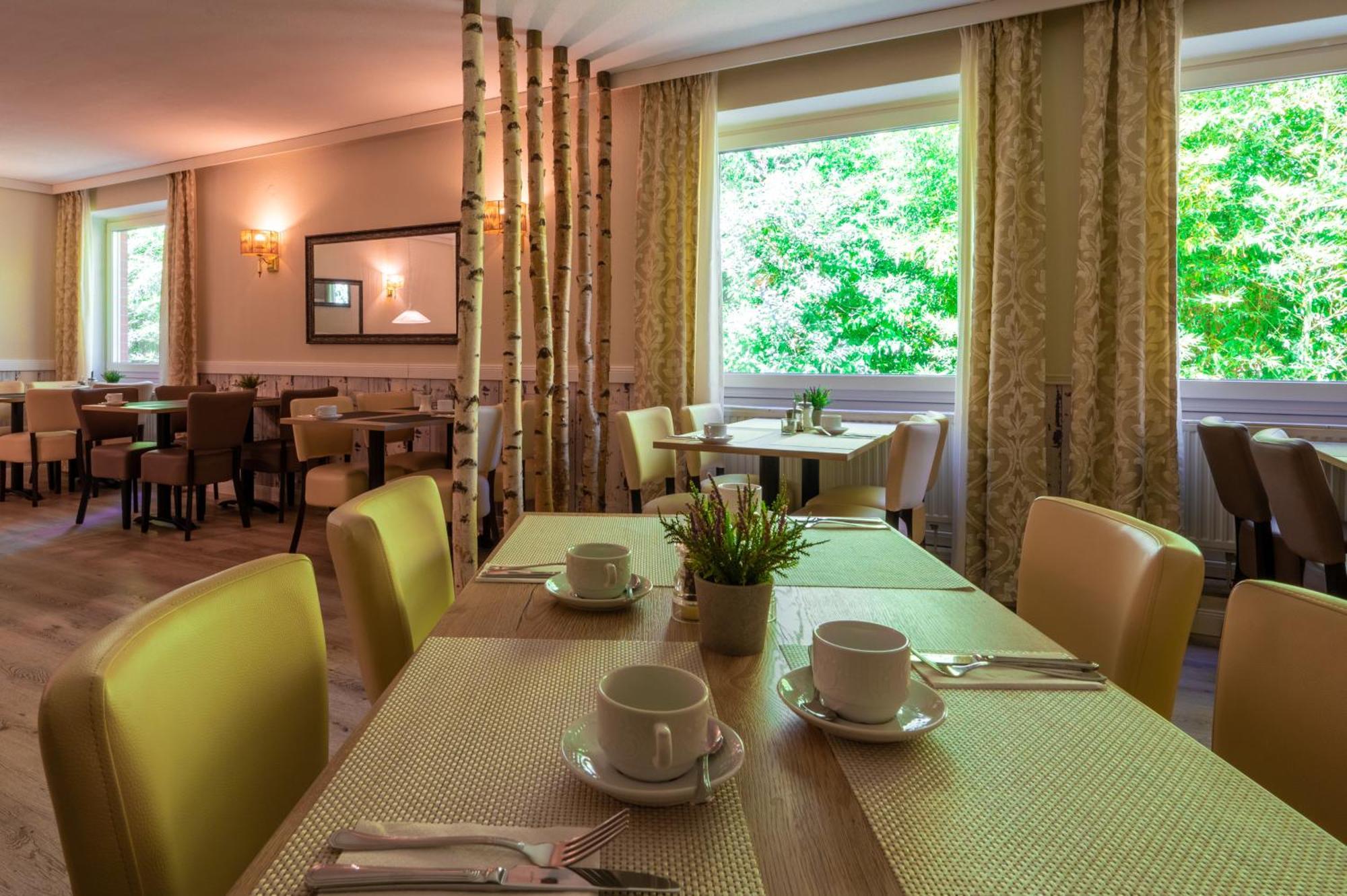 Hotel Waldkur Leer Bagian luar foto