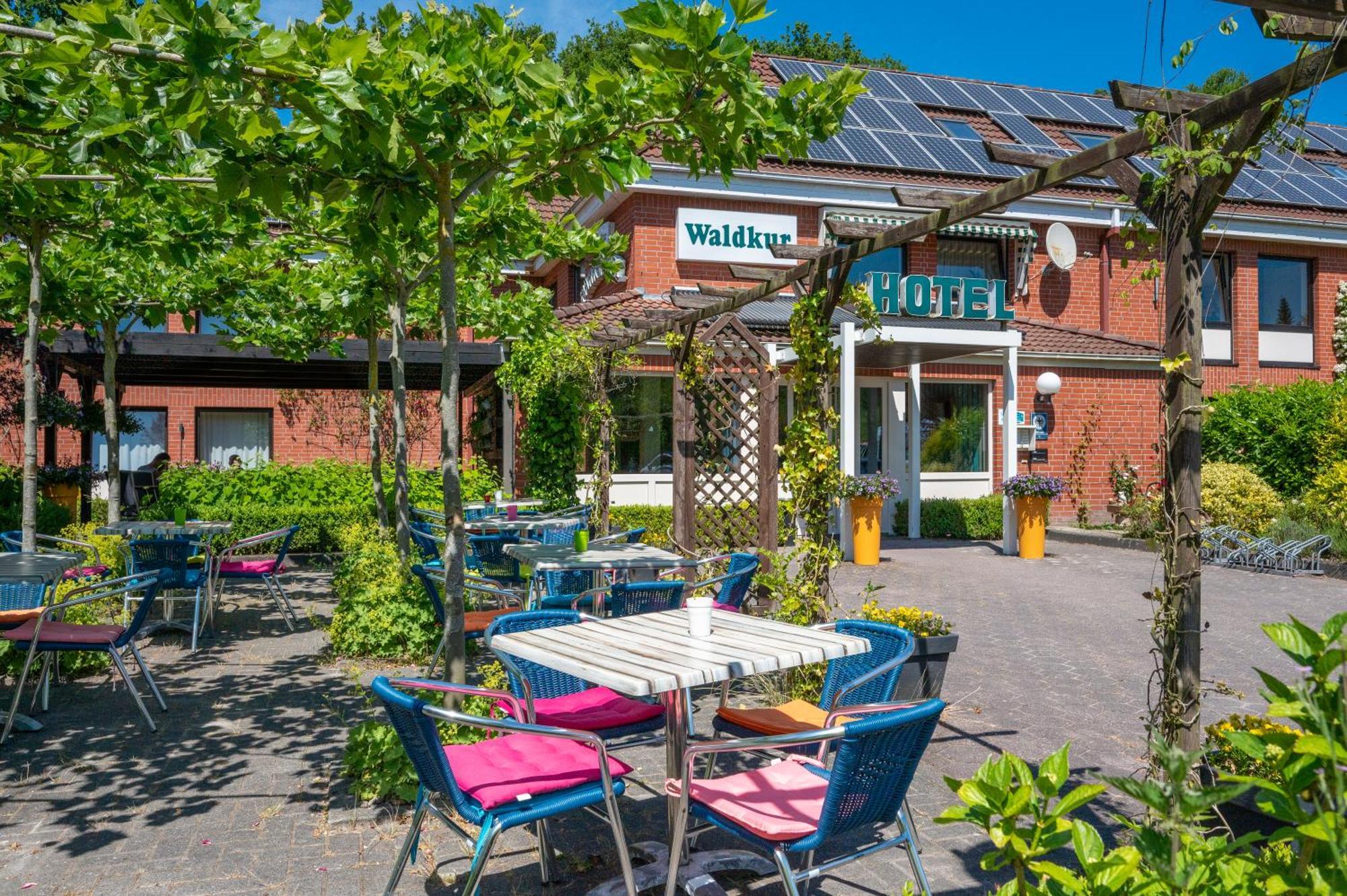 Hotel Waldkur Leer Bagian luar foto